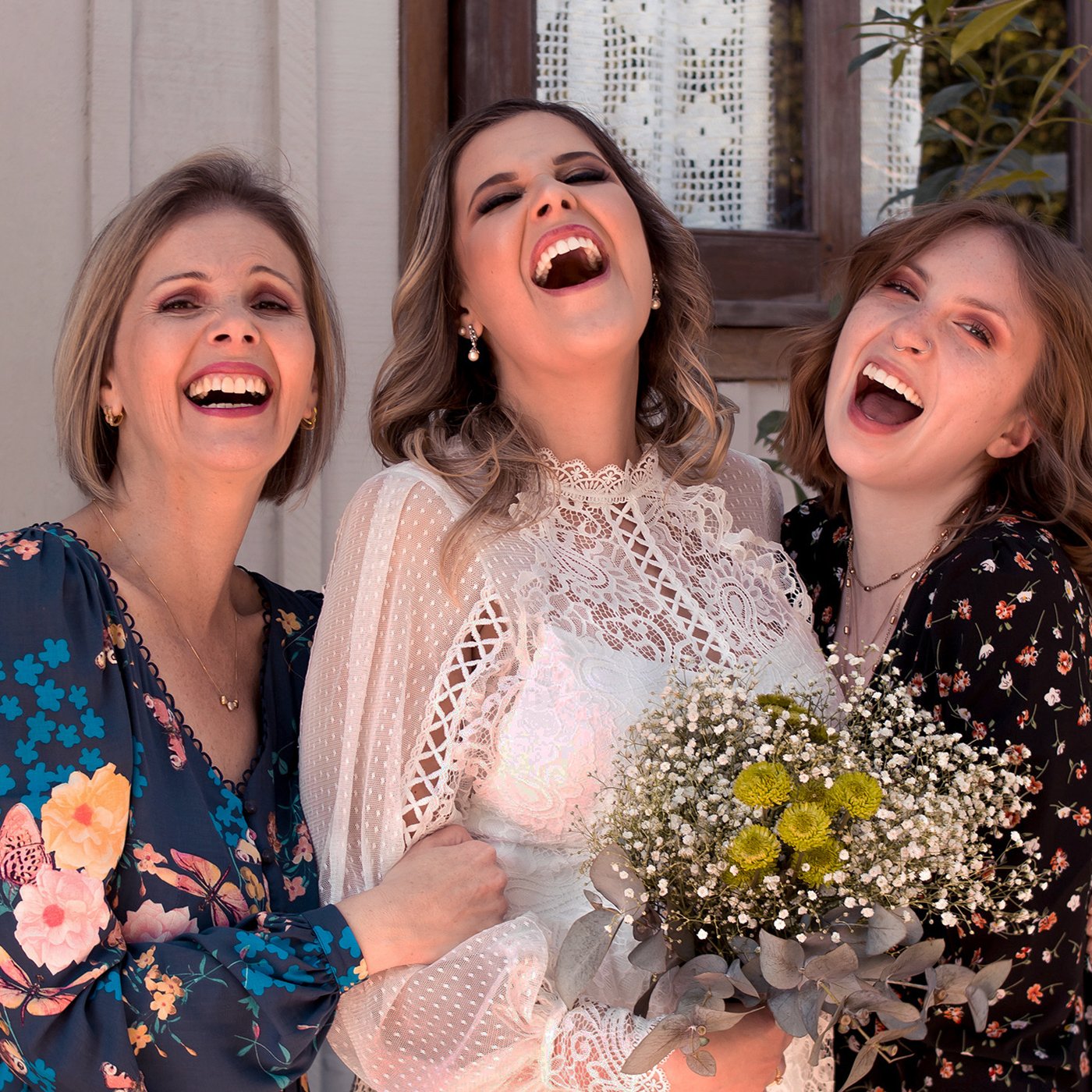 Noiva Anna, mãe e irmã sorrindo no casamento em Morretes, PR.