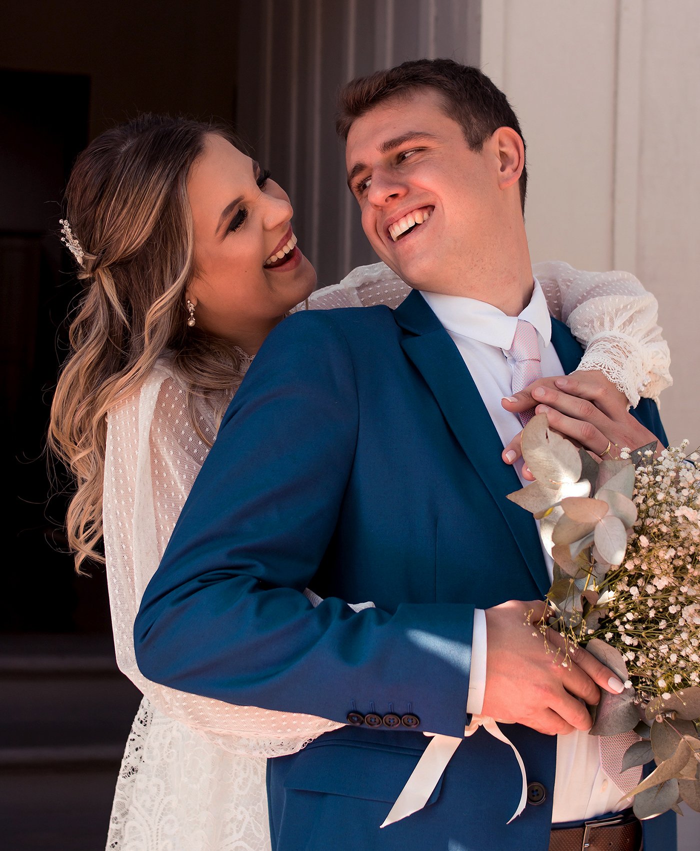 O casal Anna e Felipe se abraça e se olha durante o casamento em Morretes, PR.