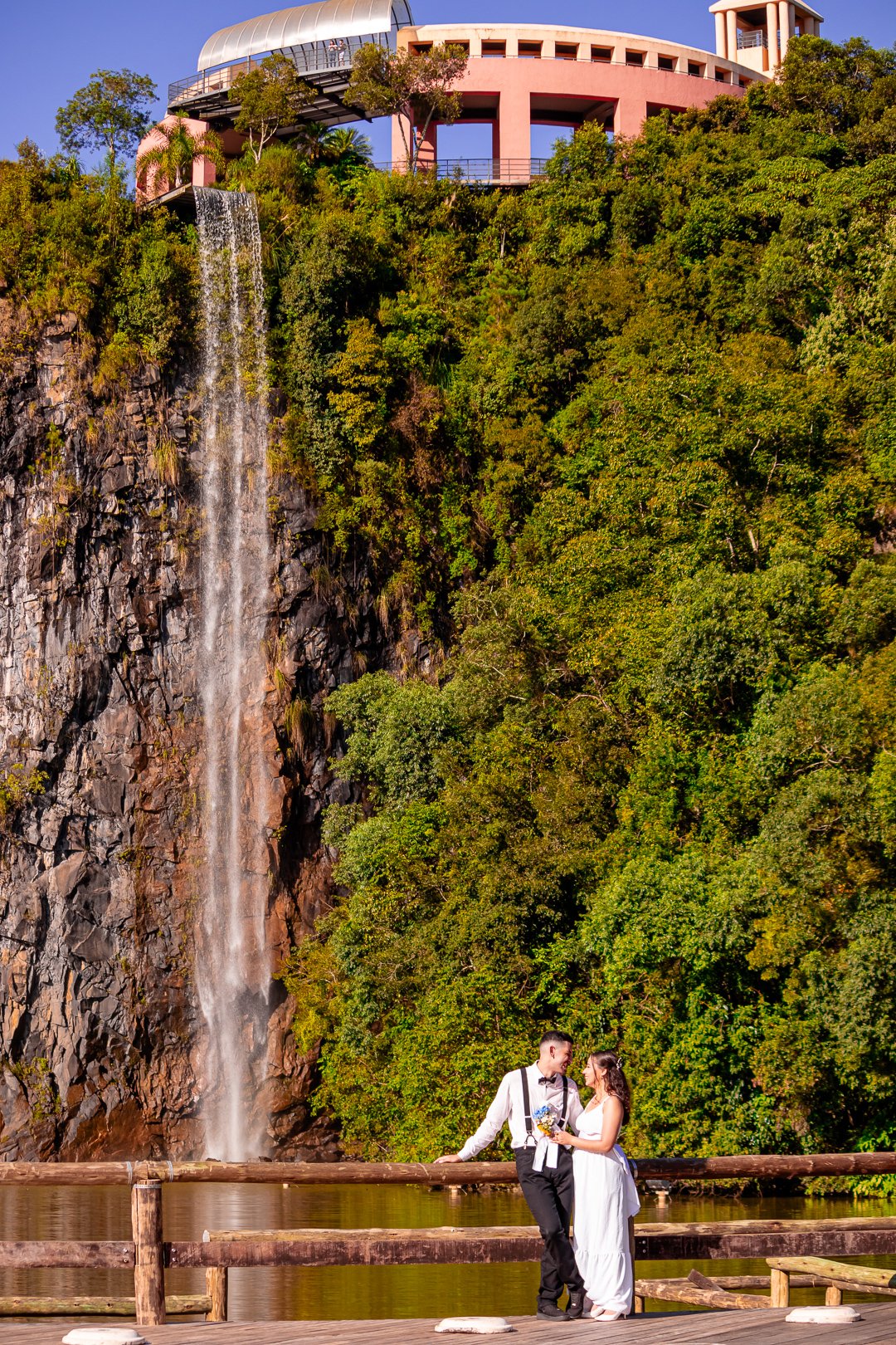 Rafaele e Altair em frente a cachoeira do parque Tanguá, em Curitiba- Pr